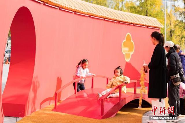 重庆：80米长“红墙限定皮肤”点缀城市 市民游客争相“打卡”