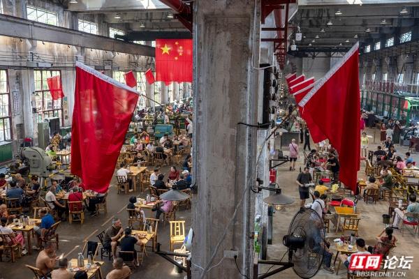 国庆打卡长沙工业风新地标：曙光茶厂的“锈”与“红”
