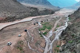 巴彦淖尔：壮美阴山路 沿途多奇景图片