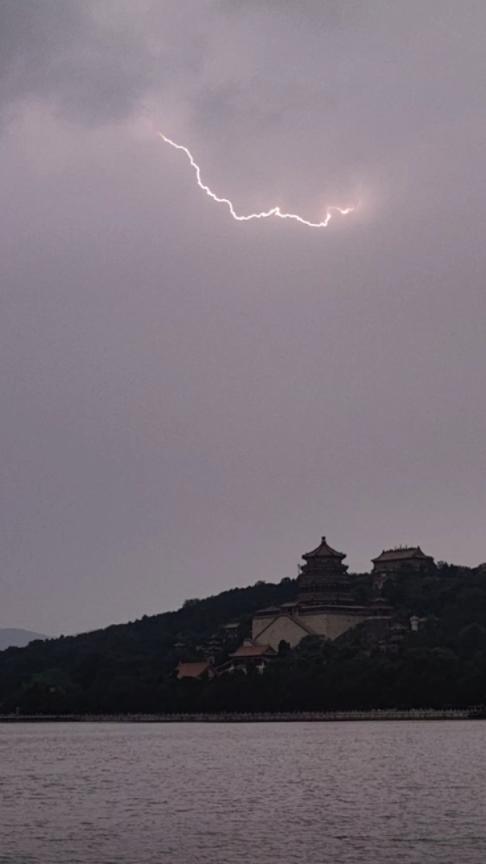 变幻莫测！北京夜空闪电好像“银蛇舞动”