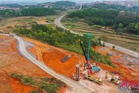 桂新高速建设忙图片