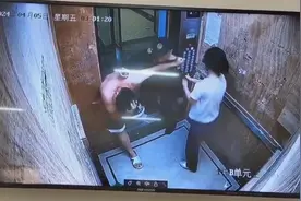 男子电梯内殴打女友被保安反击制服，知情人称警方未追究保安，律师：符合正当防卫的要求图片