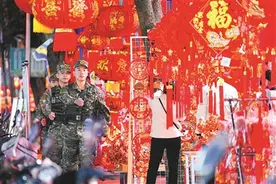 武警海南总队三亚支队官兵在三亚市第一农贸市场巡逻图片