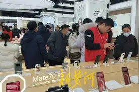 “手机国补”落地济南首日，记者探访：数码卖场产品销量翻番，商家积极备战消费热潮 | 新黄河探市图片