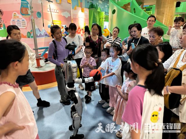 暑期亮点！遵义市科技馆机器人与机器狗成为“萌趣担当”
