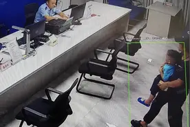 柳州外卖骑手送了个娃？这操作，秒懂！图片