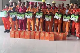 莱山区爱心人士中秋节献爱环卫工图片