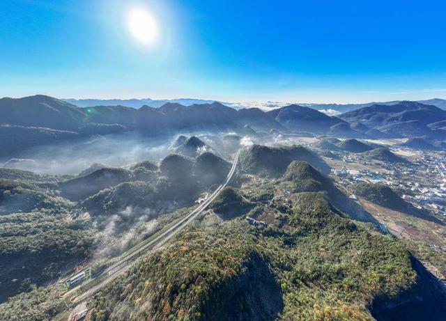 鹤峰县燕子镇：晨光漫集镇 天路入画来