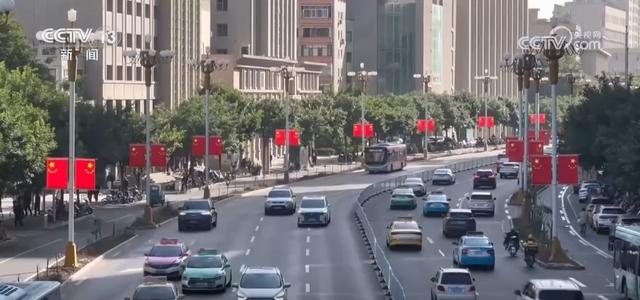 国旗扬、花锦簇，节日氛围感拉满！各地盛装迎国庆 满城尽是“中国红”