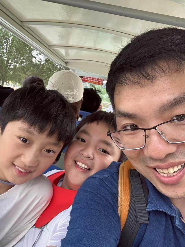 暑假爸爸独自带娃旅行，主打“酸爽”！爸爸拍的照片找不到娃在哪