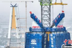 世界最大跨度公路斜拉桥观音寺长江大桥北岸主塔封顶图片