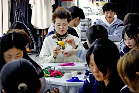 52 岁“学妹”开学啦：跨千里广州追梦，想带传统服饰“出海”（内含投票）图片