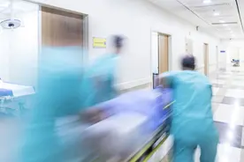 年轻的生命危在旦夕，病人却不配合治疗，医生该做出怎样的选择图片