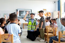 山东滕州：萌娃学交规图片