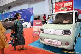 卡通小电车，颜色靓丽造型可爱受宠图片