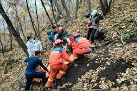 参与组团爬山一女子遭落石砸伤  北京怀柔消防紧急救援图片