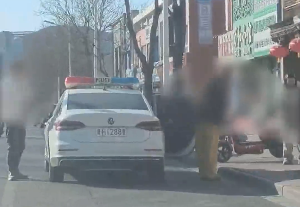 警车上下来3人牵着宠物狗？河北围场警方通报