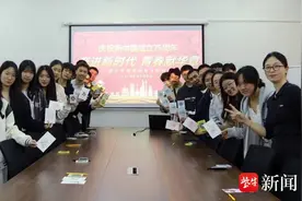 大学生手中的橡皮章虽小，也能发挥想象力和创造力，表达热爱和敬意图片