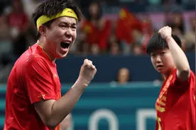 混双半决赛孙颖莎打到忘我，王楚钦着急回去看录像，国乒今与“大黑马”争冠图片