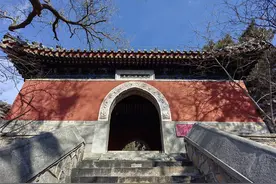 北京的一些古庙里，流传着白蛇与青蛇的传说图片