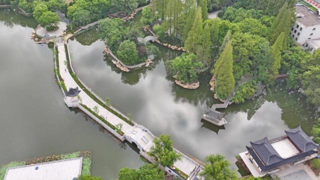 安徽庐江：深秋邂逅“环碧园”，一池碧水映幸福