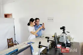 手机换证新模式，湖北枣阳民警手把手教群众网上补换身份证图片