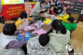 制作龙头帽 喜迎龙腾年图片