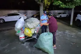两名警员雨夜“卖废品”……网友纷纷点赞！图片
