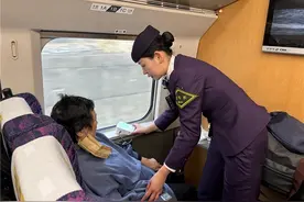 高铁上的温情守护：列车长暖心救助患病旅客图片
