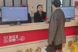 汉口火车站：温情窗口，伴“脱网”旅客温暖返乡图片