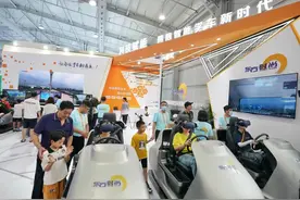 VR智能驾驶培训模拟器亮相服贸会 可模拟不同驾驶场景图片