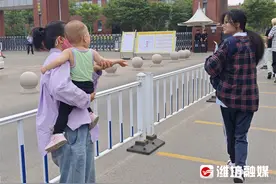 潍坊：一岁半萌娃陪姐姐高考，这一幕太有爱了图片