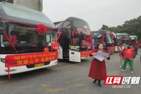 温暖春运 运爱回家丨新田500多名返乡农民工免费搭乘大巴车回家过年图片