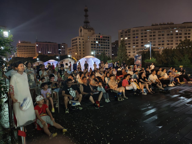 雨过天晴，晚霞里的露天电影