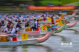 龙舟巡回赛恰逢六一，浦下河上演精彩对决图片