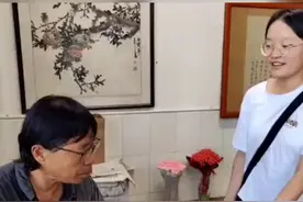 云南华坪女高毕业生回校看望恩师，张桂梅老师反向关怀学生:费用能支撑吗？不能支撑说一声图片