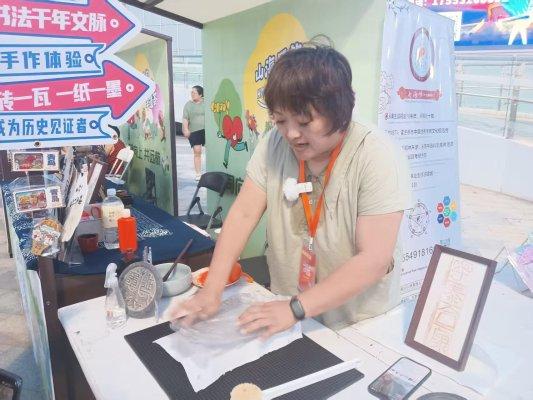 第35届青岛国际啤酒节：志愿服务为 “山海匠韵・哈皮手造荟” 注入温暖力量