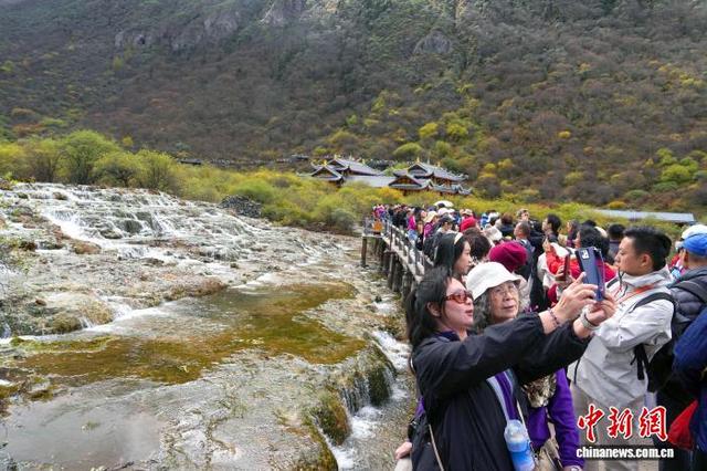 四川黄龙风景如画引游人