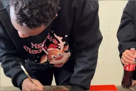 外国人在四川过年是什么体验？春节传统习俗在这个尼日利亚家庭一样不落｜新春走基层图片