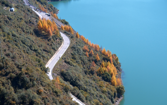青睐绵阳 ‖ 红透了！周末去平武，沿着“百里彩林走廊”看一场雪山彩林“大片”~