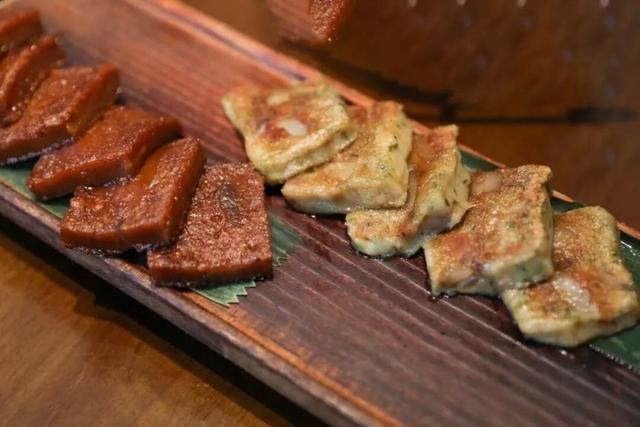 这座高铁站内，为啥众多旅客手拿树枝？