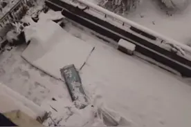 河南一女生推窗看暴雪，怎料窗户掉下楼，当事人：幸亏没砸到人图片