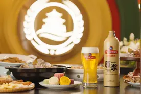 这个中秋青岛啤酒陪你大明湖畔，对酒当歌尝鲜论月图片