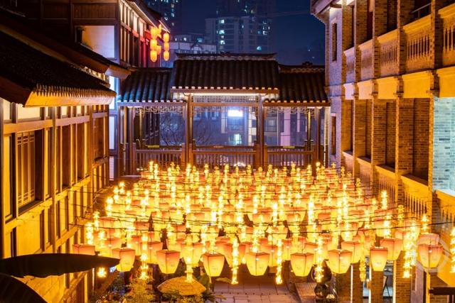重庆磁器口“山海骐骥”灯会璀璨启幕，古镇夜色流淌神话光韵