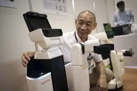 日本研发人工智能机器人照护老人图片