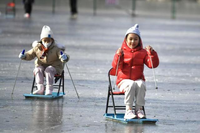 视点｜陶然亭东湖冰场开放 2000平方米冰面解锁冬日乐趣