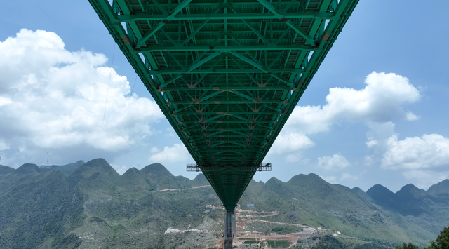 世界第一高桥——花江峡谷大桥桥体桥旅融合设施加速建设中