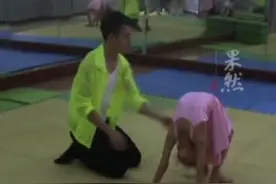 湖南一网友翻看小时候的成长视频，发现舞蹈老师像极了李佳琦。李佳琦回应：是我图片