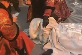 开封万岁山“不倒翁小姐姐”摔落，景区称演出暂停！已非首例图片