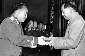 历史上的今天｜1955年9月27日，中华人民共和国十大元帅十大将授衔授勋视频封面